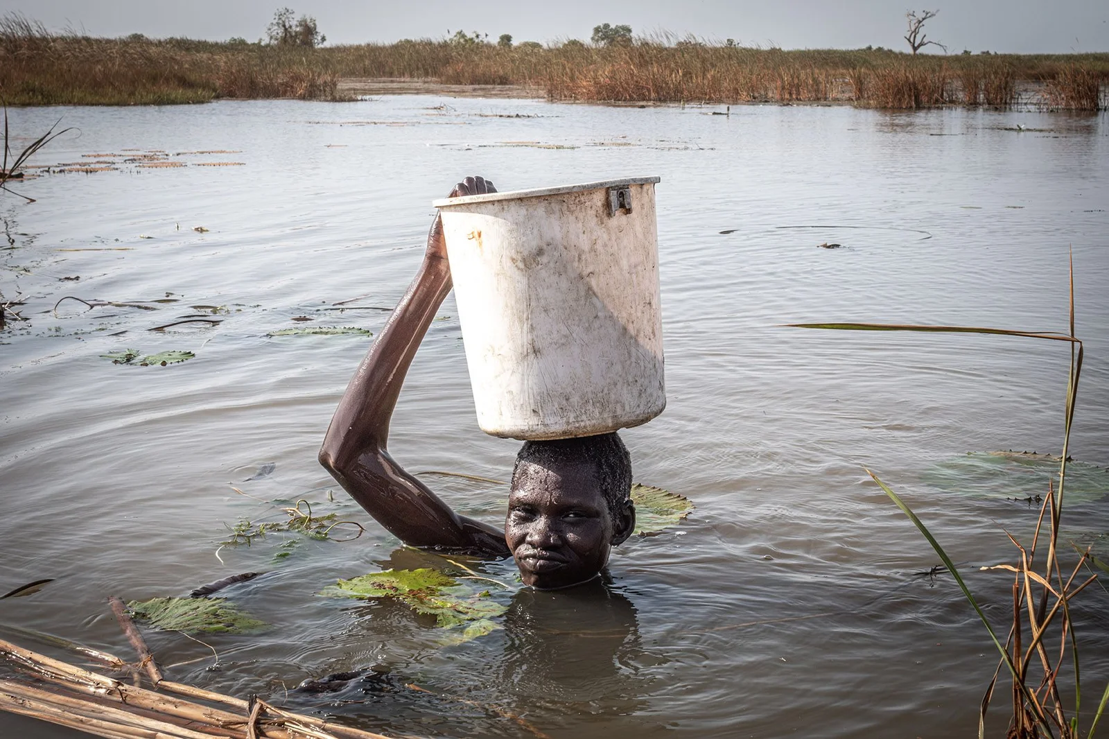 Güney Sudan’ın Zehirli Taşkın Ovalarının Kıyısında Yaşamak